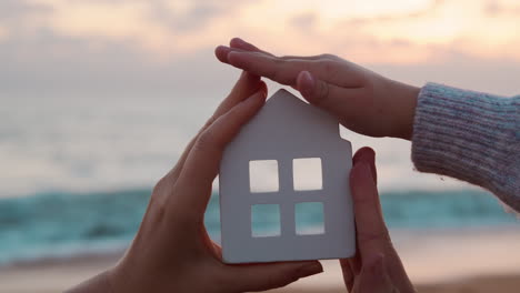 Familie-Zeigt-Haus-In-Der-Nähe-Von-Meer-Konzept