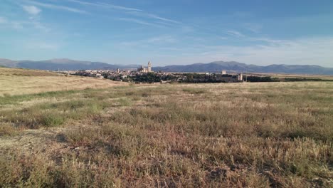 ciudad histórica y cultural de segovia, españa a la distancia.