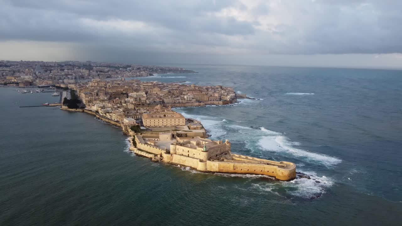 antena de un castillo medieval en el mar mediterráneo en la isla de ortigia siracusa