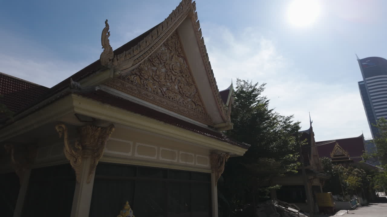 Tetti decorati delle sale di preghiera al tempio buddista Wat Uthai Tharam a Bangkok, in Thailandia. Scatto POV