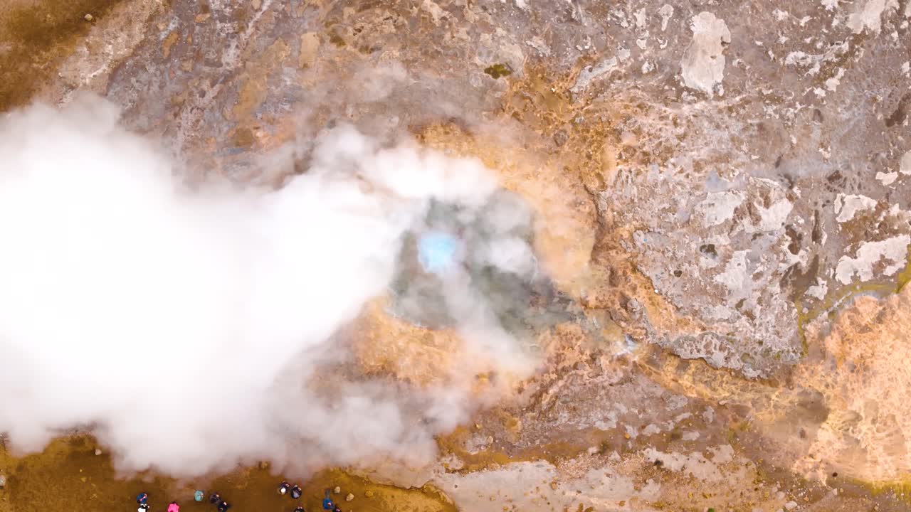 아이슬란드에 있는 게이저 (geysir) 의 꼭대기 사진. 뜨거운 물이나 수증기가 간적으로 아오르는 원천.