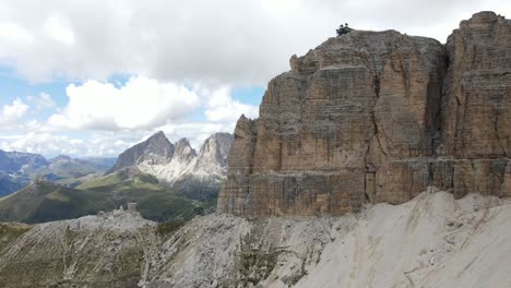 Vistas-Aéreas-Del-Teleférico-Sass-Pordoi-En-Los-Dolomitas-Italianos-1