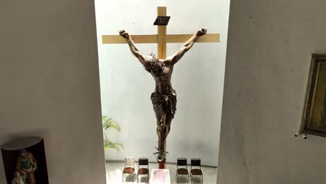 parroquia del patronato de san josé en la ciudad de méxico, imágenes internas de drones del cristo crucificado dentro del edificio, parte 2 de 8