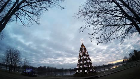 nubes dramáticas sobre el encantador árbol de navidad cerca del río-2