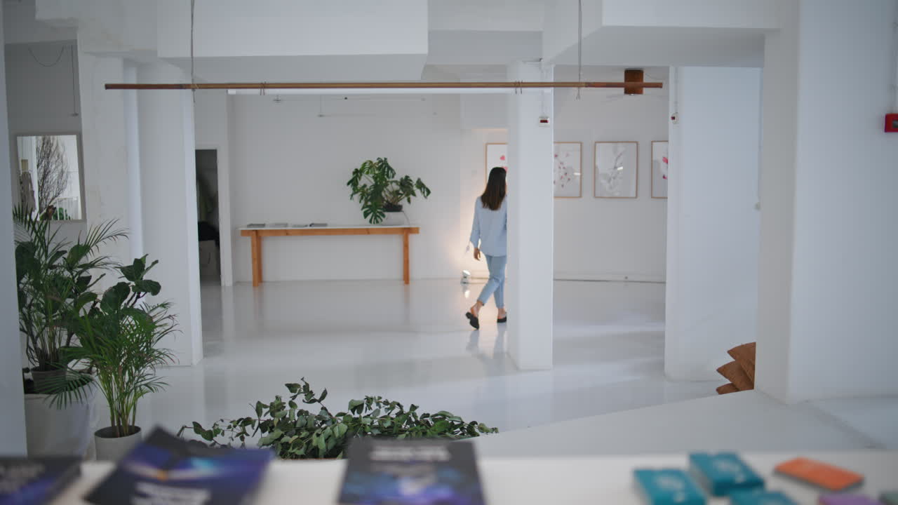 하루 종일 걸어가는 여성 미술관 젊은 디자이너 예술가 전시회에서 휴식을 취합니다.