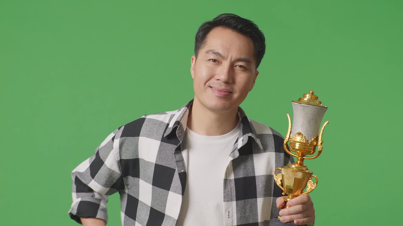 트로피를 들고 있는 남자