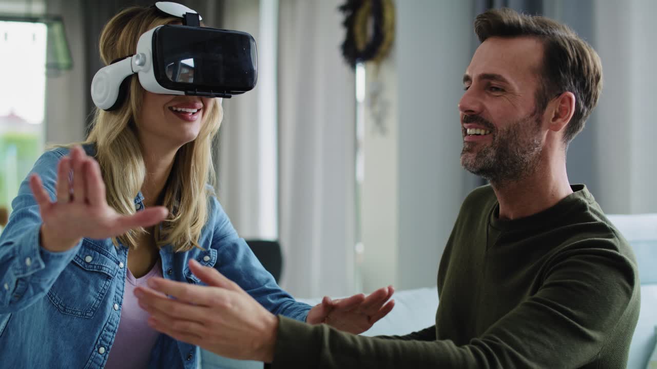 pareja moderna usando un simulador de realidad virtual