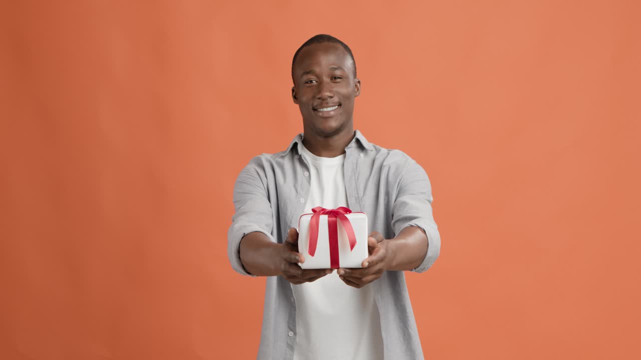 선물을 주는 남자