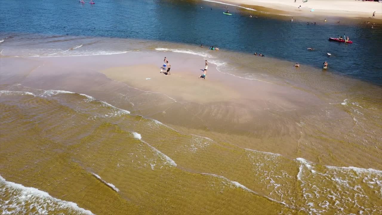 브라질 해변 마을에서 떨어진 섬에서 축구를 하는 아이들