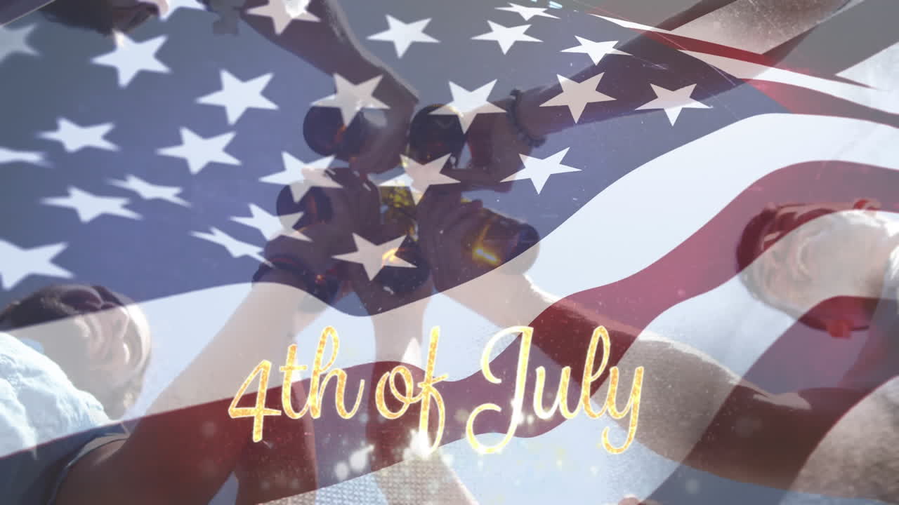 친구들이 맥주 병과 미국 발을 위해 토스하고 있습니다. 7월 4일 문자.