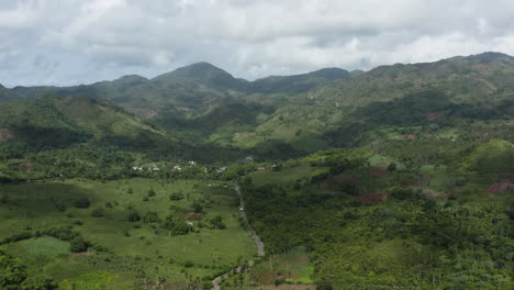 Imágenes-Aéreas-De-Drones-Sobre-Las-Laderas-De-Playa-Rincón-En-La-República-Dominicana