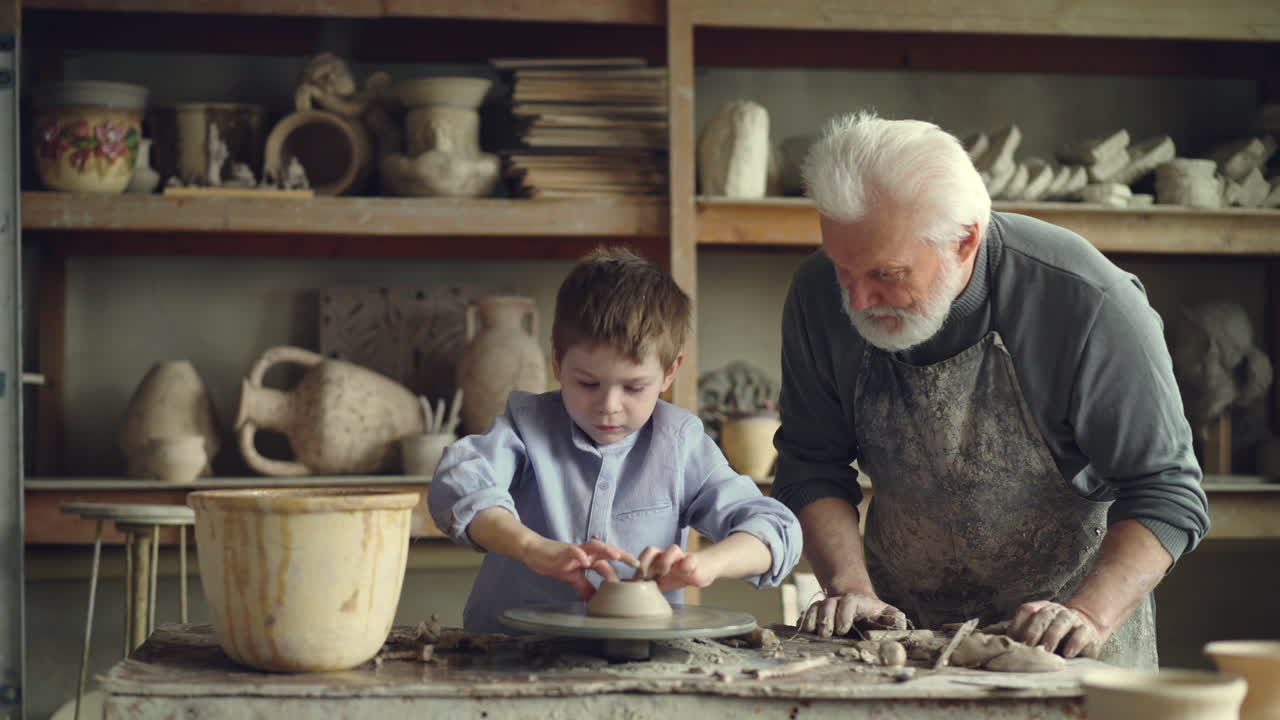Nonno e nipote che fanno ceramica