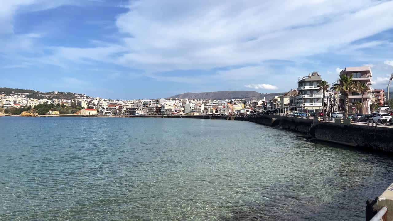 Il porto di Chania mostra il paesaggio urbano costiero, gli edifici sul lungomare e il calmo Mar Mediterraneo a Creta, in Grecia. Cielo sereno, meta di viaggio diurna