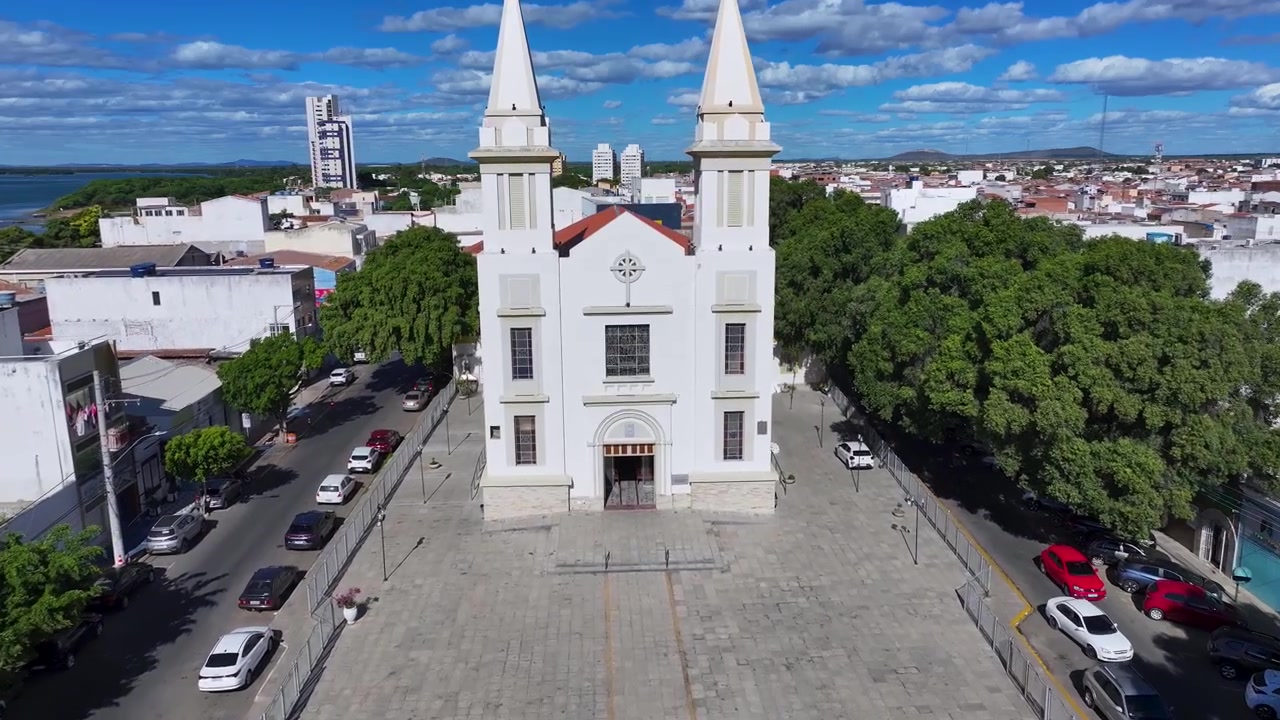 Plaza de la Bandera en Juazeiro, Bahía, Brasil. Catedral de Nossa Senhora Das Grotas. Edificio Medieval. Distrito del Centro. Plaza de la Bandera en Juazeiro, Bahía, Brasil. Santuario Religioso