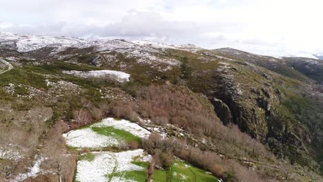 Vista-Aérea-De-Una-Cascada