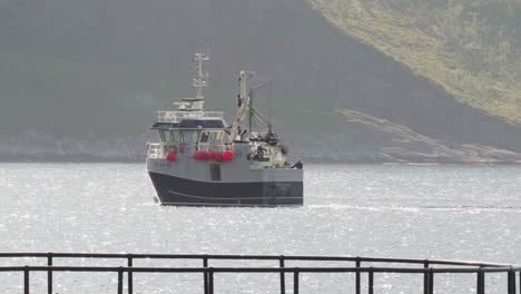 Fischerboot-Fährt-Hinaus-Ins-Meer,-Um-Fische-Zu-Fangen