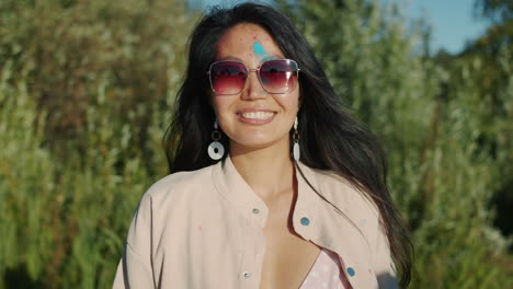 mujer celebrando el festival de holi