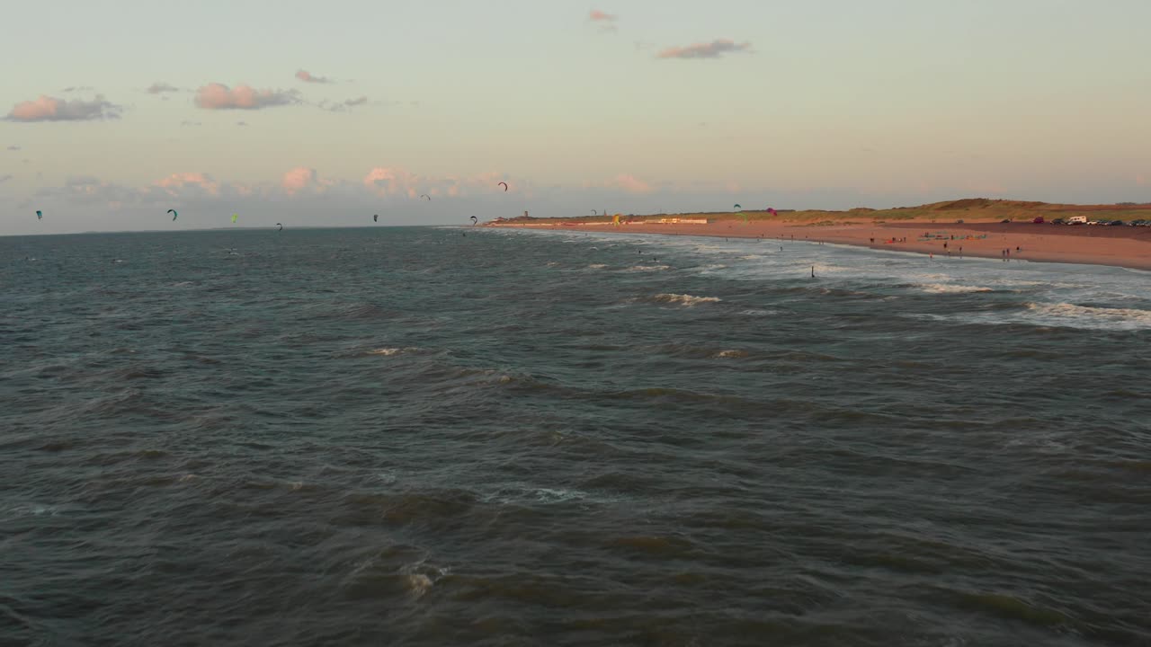 Kitesurfer vicino alla spiaggia di Domburg durante il tramonto