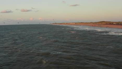 Kitesurfer-Nahe-Dem-Strand-Von-Domburg-Während-Des-Sonnenuntergangs