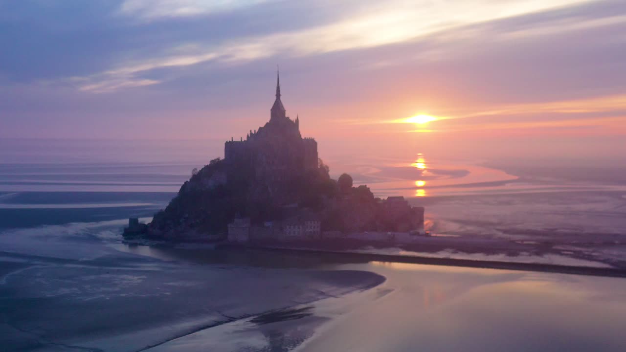 moody aerial af mont saint-michel frankrig silhuet ved solopgang i tåge 2
