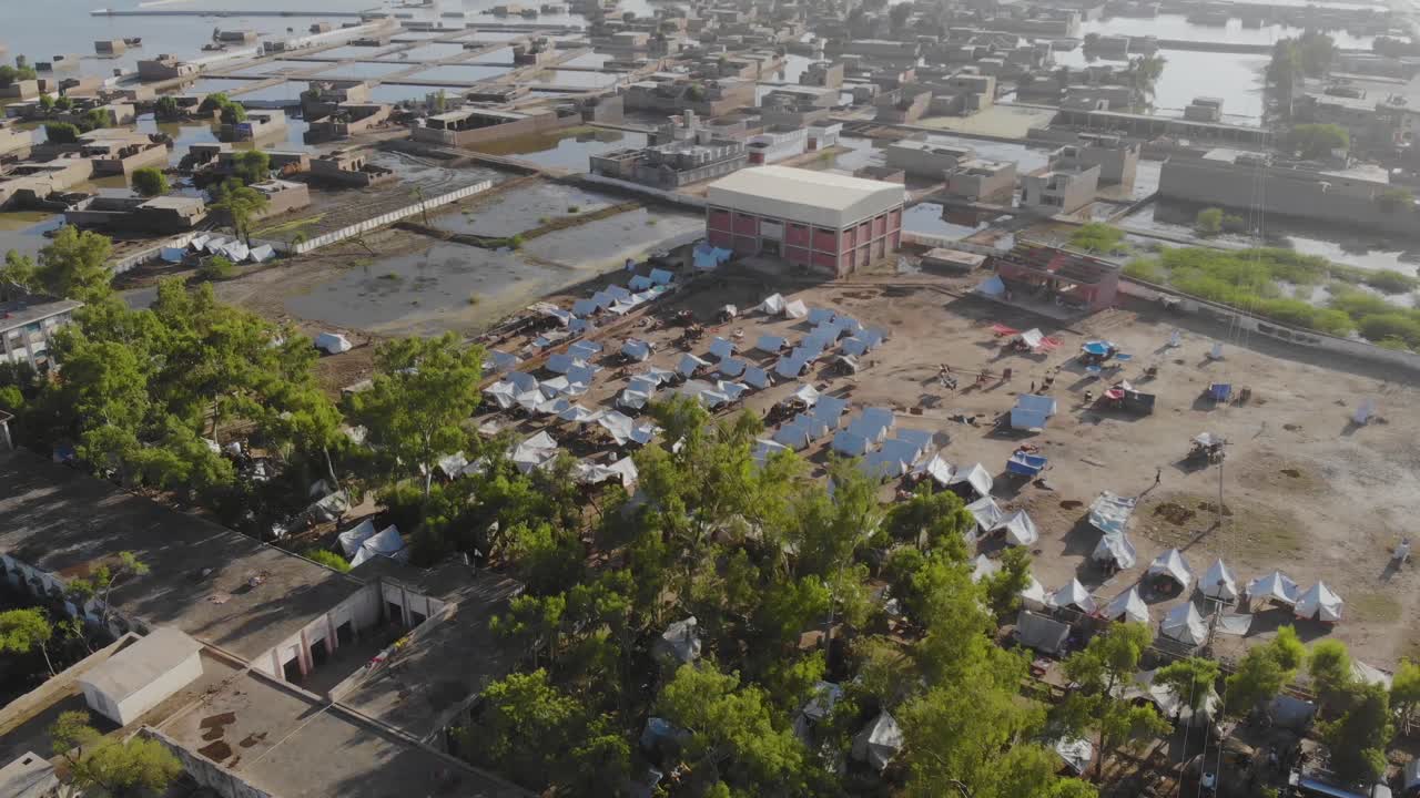 vista aérea del campamento para víctimas de inundaciones en maher, sindh