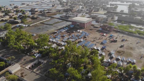 Vista-Aérea-Del-Campamento-Para-Víctimas-De-Inundaciones-En-Maher,-Sindh