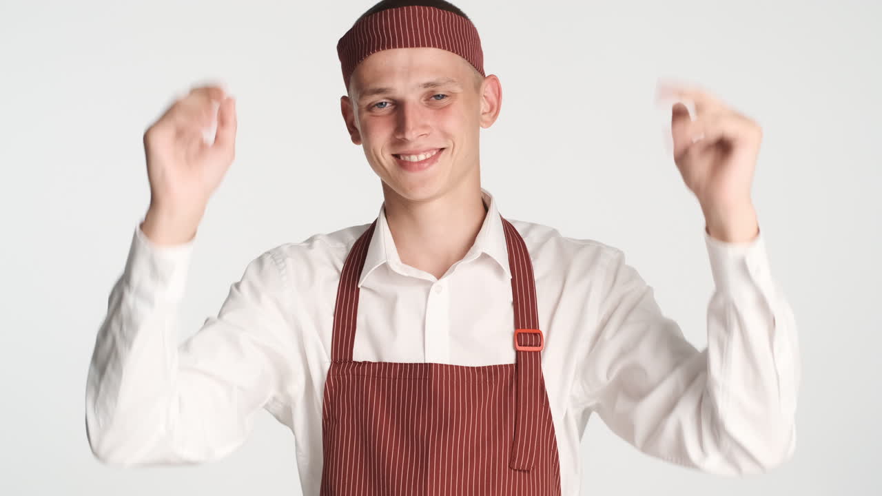 hombre de ojos azules felices celebrando en uniforme de panadero