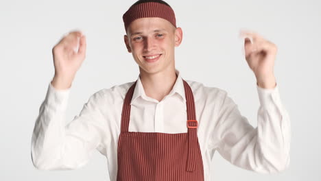 Glücklicher-Mann-Mit-Blauen-Augen,-Der-In-Bäckeruniform-Feiert