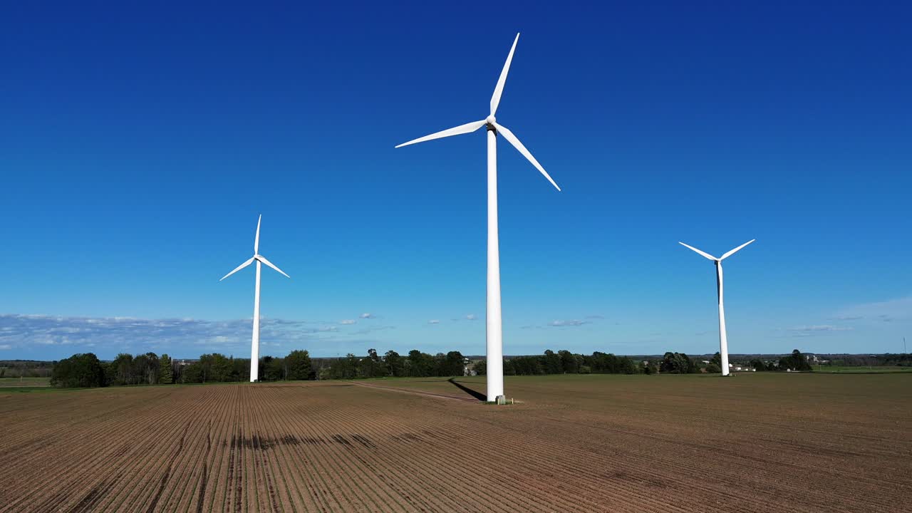 Turbine eoliche nel Wisconsin nord-orientale girano nel vento producendo elettricità.