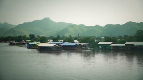 barcos y casas flotan en el río en asia