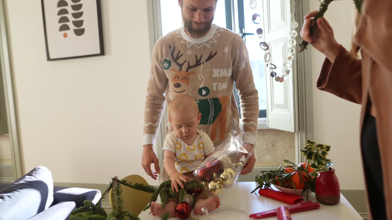 Família decorando para o Natal