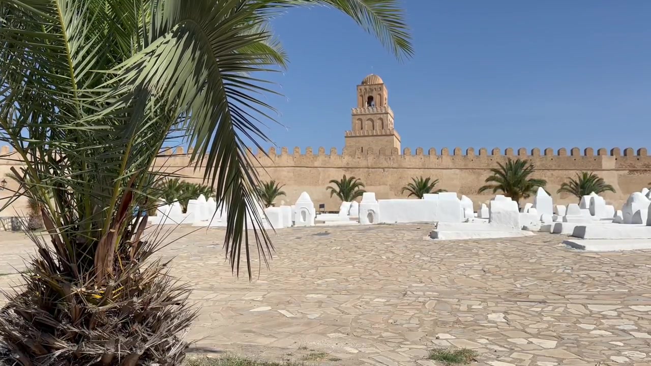 Muro della Grande Moschea di Kairouan e Cimitero Bianco sotto un Cielo Azzurro Limpido. Tunisia