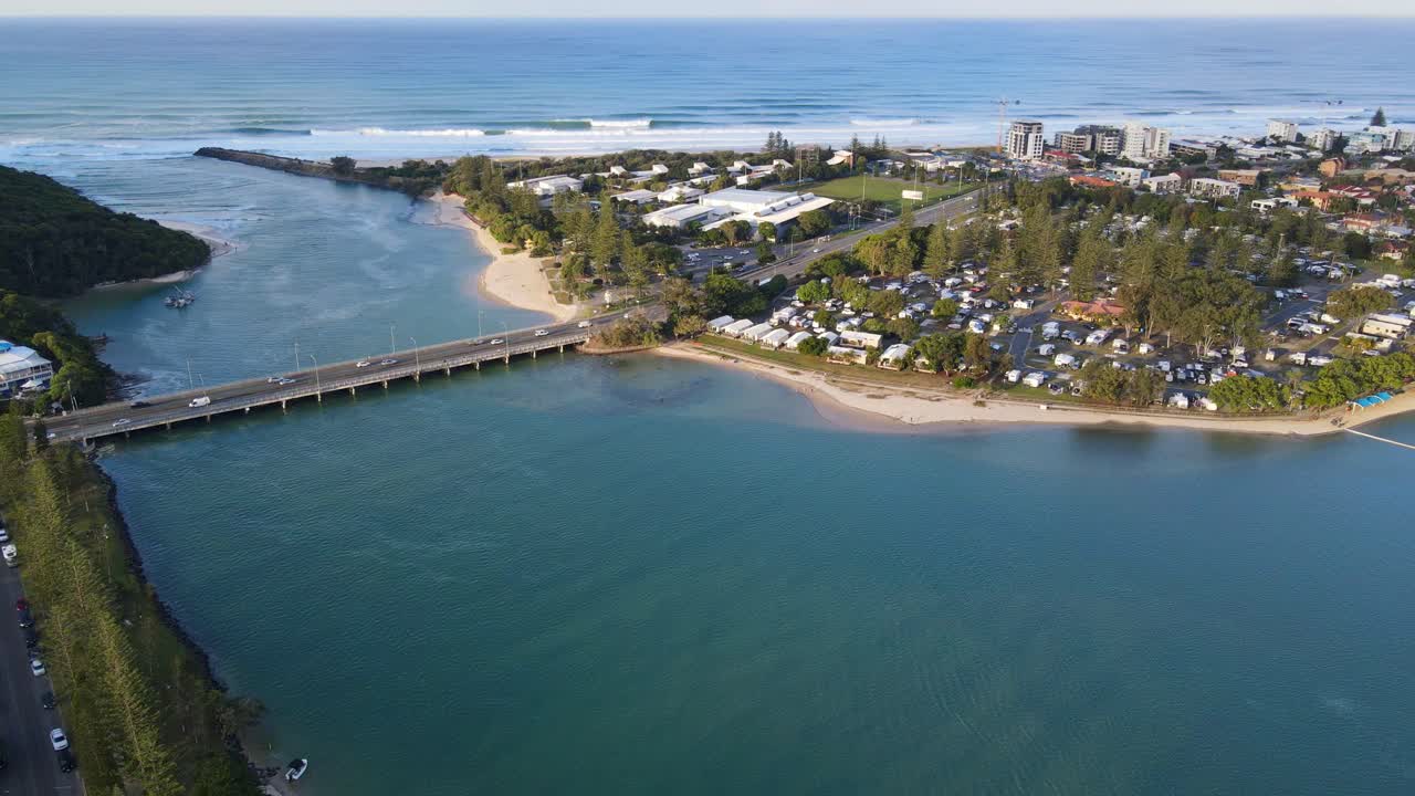 오스트레일리아 qld에 있는 해변과 관광 공원을 향해 tallebudgera 개울을 건너는 차량