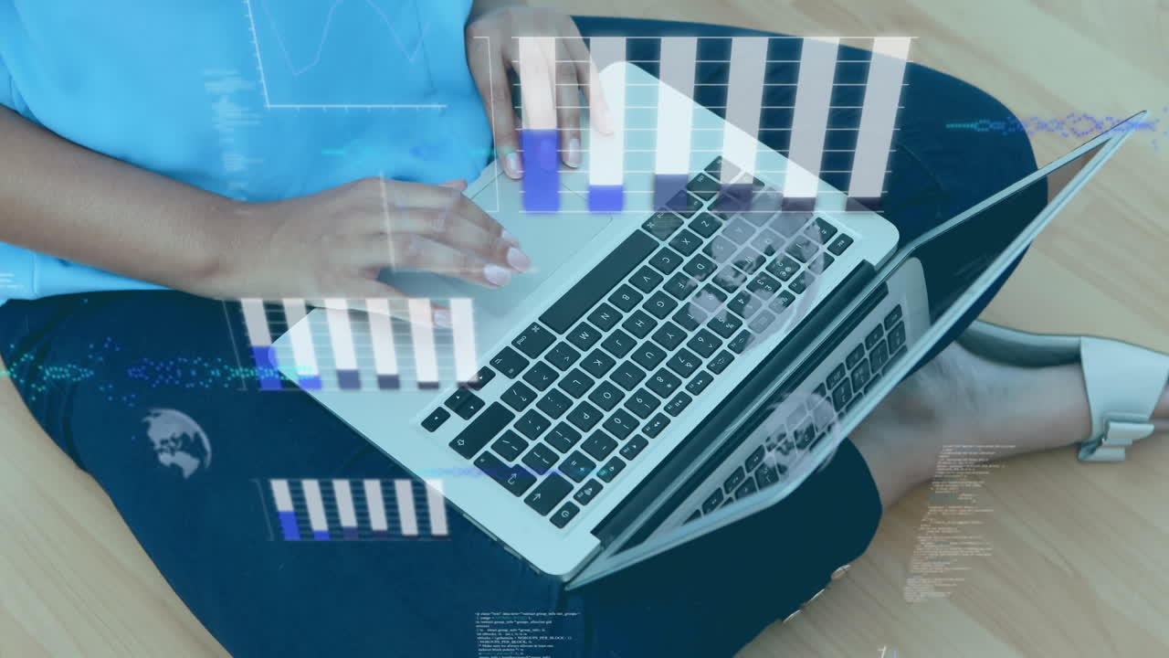 animación de gráficos, globo terrestre, lenguaje informático sobre mujer biracial trabajando en la computadora portátil en casa