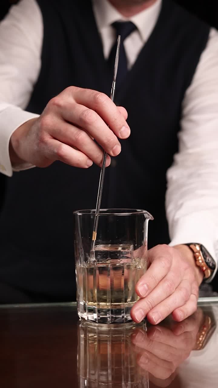 el camarero preparando un cóctel.