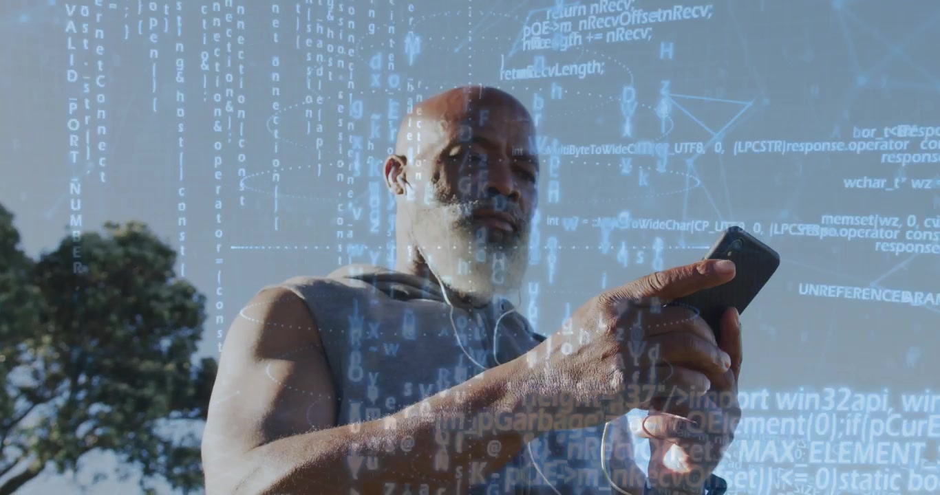 Uomo maturo che tocca lo smartphone, che avvia un'interfaccia HUD che si espande sul petto e nel cielo per una demo tecnologica