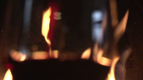vertiendo vino