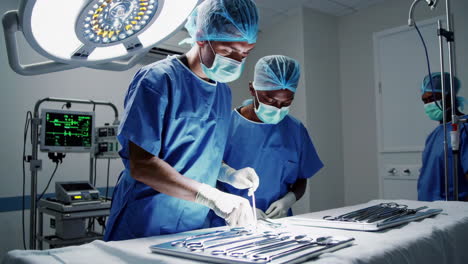 procedimiento quirúrgico en la sala de operaciones