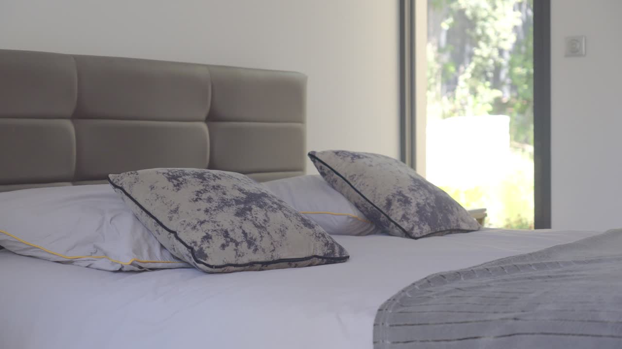 dormir invitando a interiores relajantes de dormitorio con cama cálida y almohadas