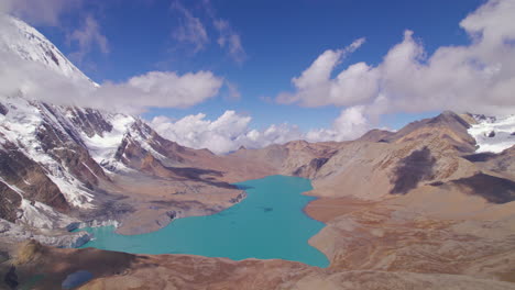el lago tilicho, la altitud más alta del mundo en nepal, el paisaje del circuito montañoso de annapurna, una toma de avión no tripulado que revela el hermoso lago bajo el clima agradable, nubes, cielo azul, nieve y tierra 4k