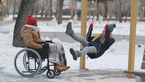 hombre y mujer discapacitados disfrutando de un día de invierno en el parque