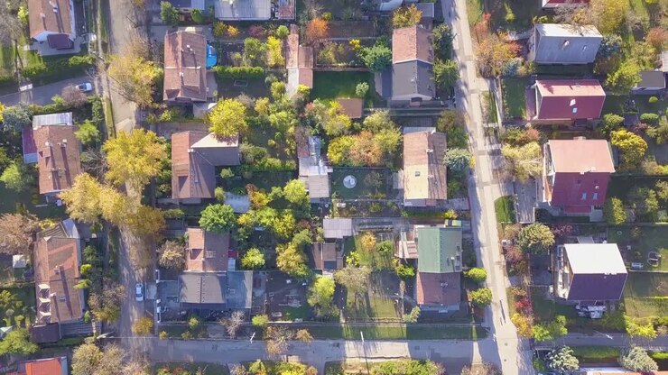 Sorvolo di un quartiere suburbano, parte 2, in Ungheria