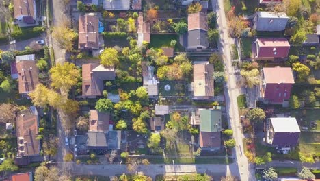 Volando-Sobre-Un-Barrio-Suburbano-Parte-2-En-Hungria