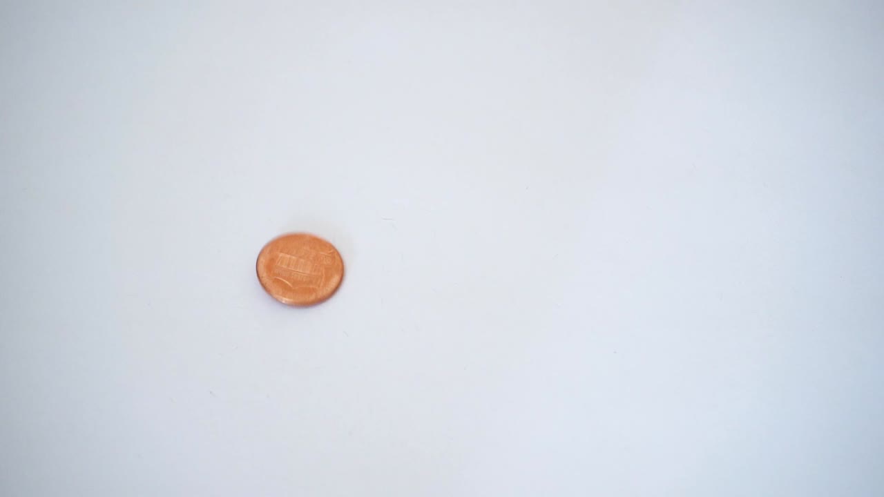 girando una moneda de un centavo en cámara lenta