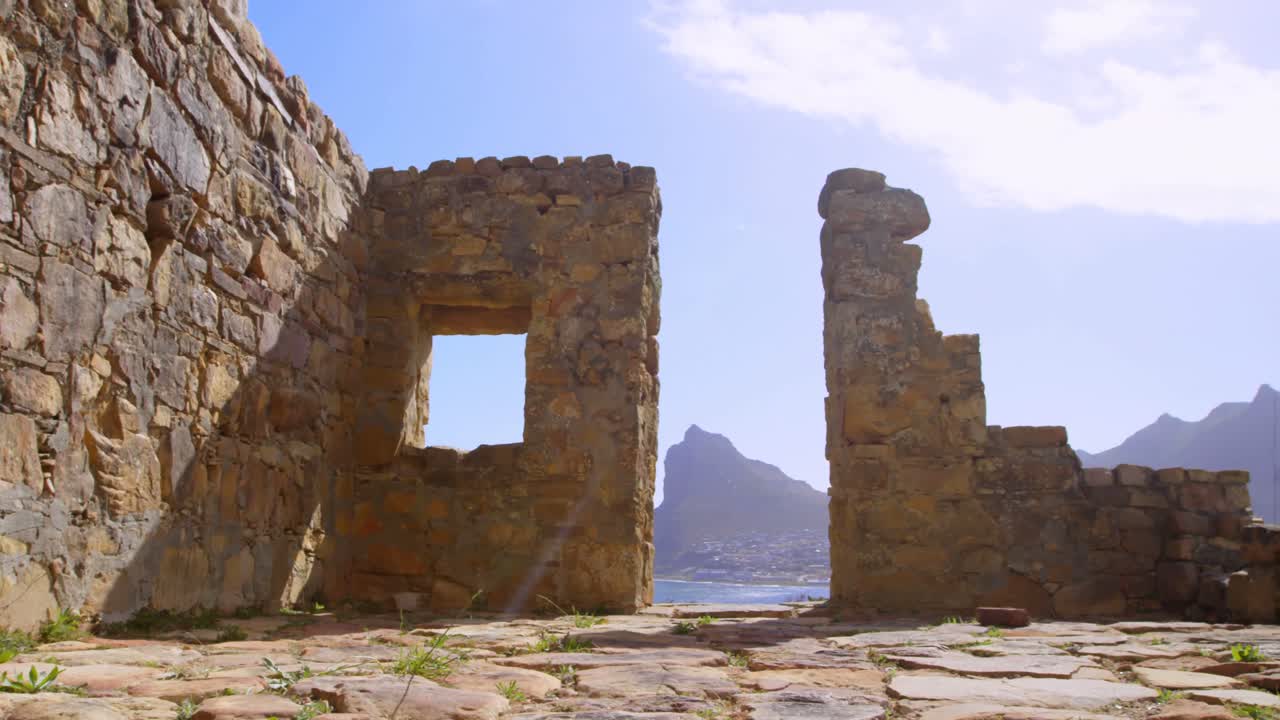 un muro de piedra en ruinas en un día soleado 4k