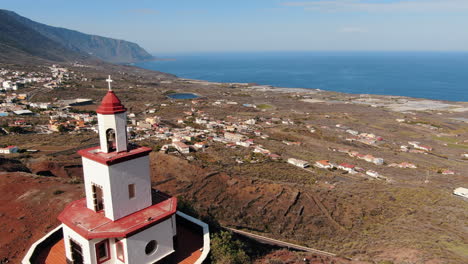 Luftaufnahme-Dolly-In-Richtung-Der-Einsiedelei-Von-La-Caridad-Auf-Der-Insel-El-Hierro-An-Einem-Sonnigen-Tag