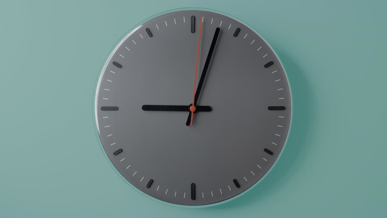 Timelapse del quadrante dell'orologio con rotazione completa su sfondo ciano.