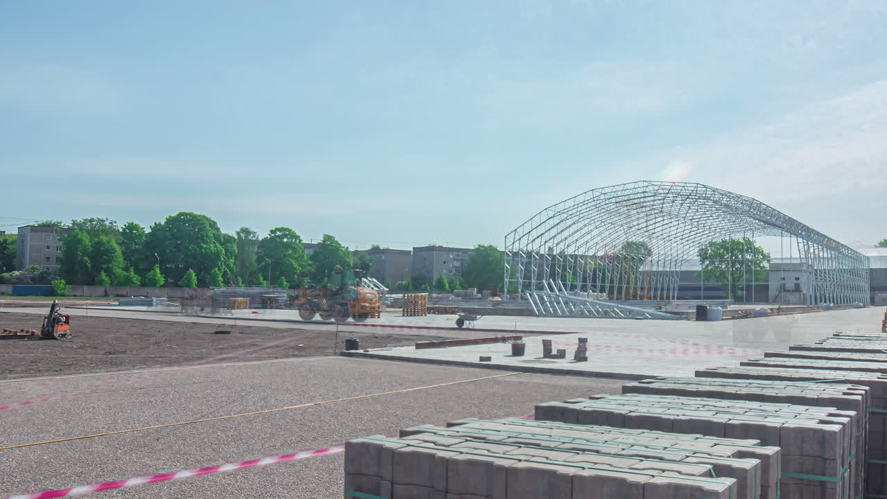 시간 경과 촬영 회사는 화창한 날에 주차장에 새로운 무역 홀을 건설합니다.