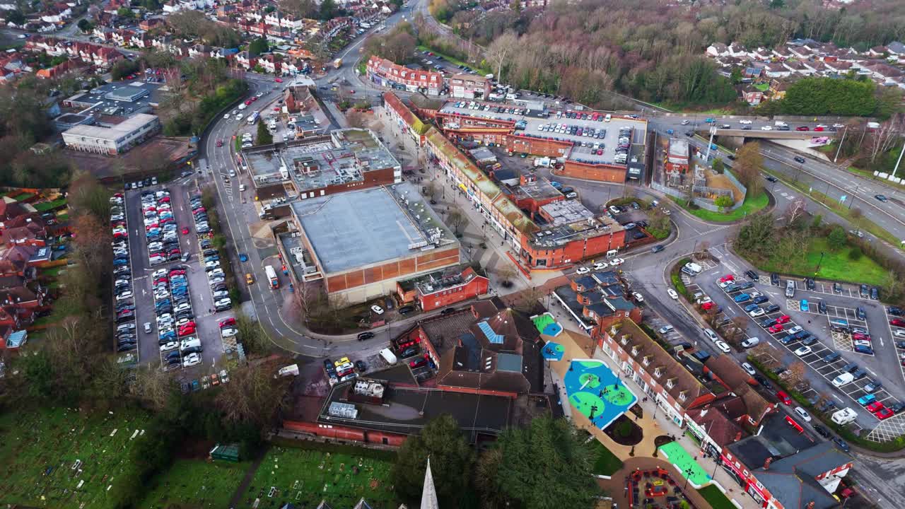 Luchtfoto met drone, pannerend over de buitenwijk Bitterne van Southampton, Hampshire. Met veel huizen, velden en bomen langs de drukke wegen in de omgeving op een winterdag.