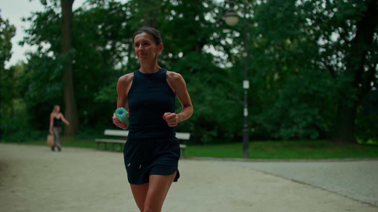Donna che corre in un parco